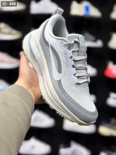 أبيض ورمادي